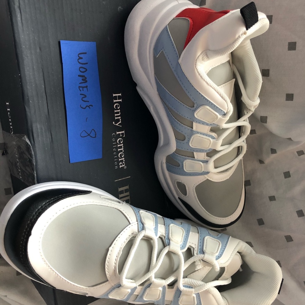 Women’s athletic shoe